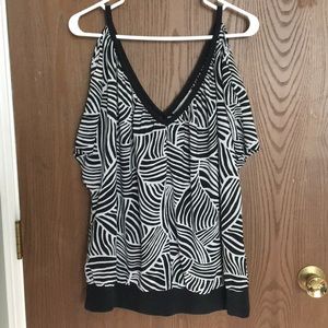 Super flattering top!! 🖤🤍🖤🤍